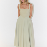 Elegantna Midi Haljina s Romantičnom Linijom
